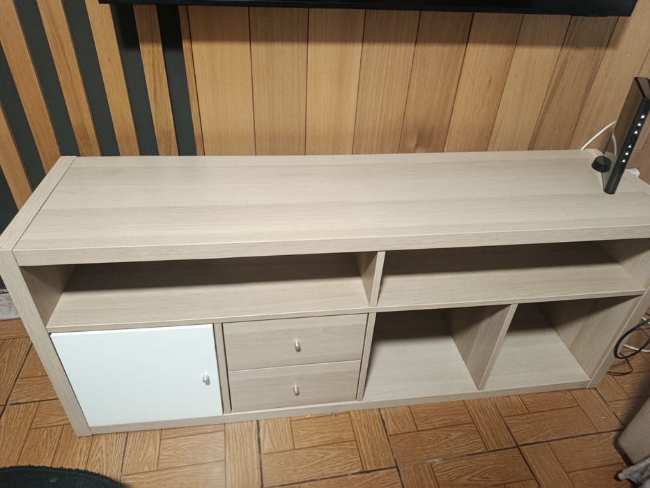 Geladeira 315 litros total 120€  / movel de tv 60€ / secretaria 60€