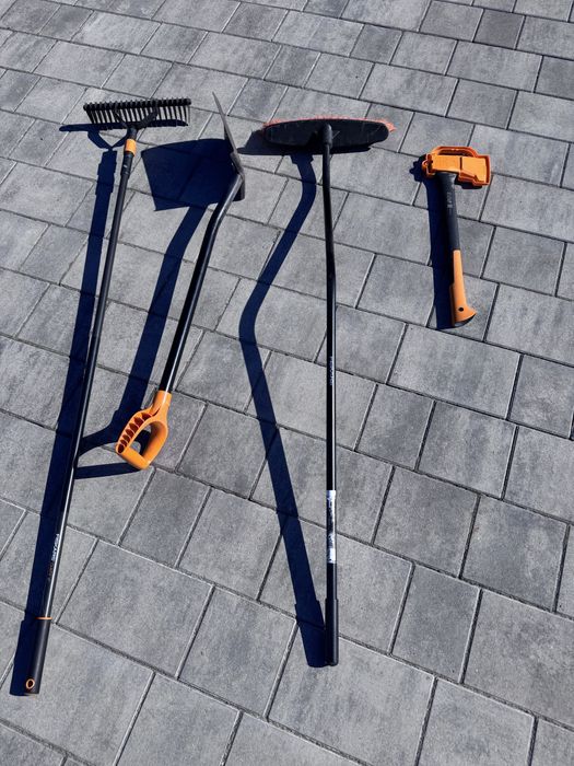 Zestaw fiskars (wertkulator + szczota + łopata + siekiera)