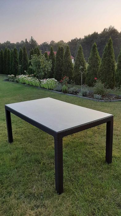 Stół ogrodowy z szybą