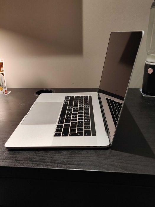 MacBook Pro 15" 2017 Touch Bar - i7 2,6GHz 16GB RAM 250GB  Storage