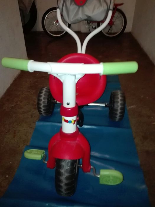 Triciclo para empurrar ou pedalar