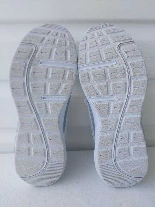 Жіночі білі кросівки nike wmns nike air max ap