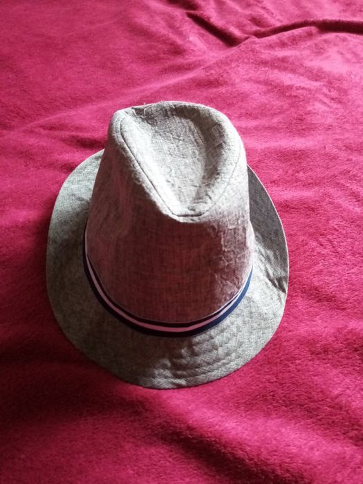 Капелюх сірого кольору