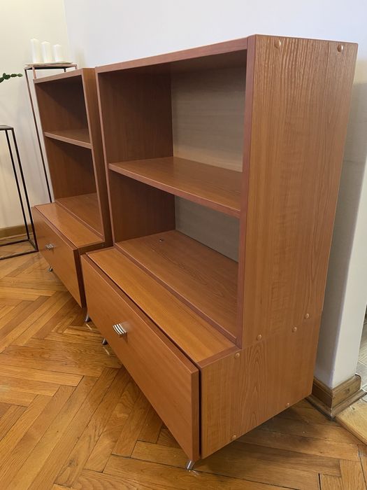 Dwa drewniane regały