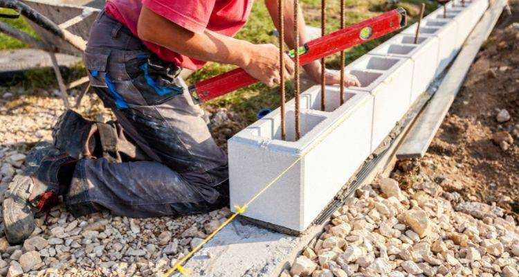 Limpeza de esgotos, impermeabilização de paredes e construção de muros