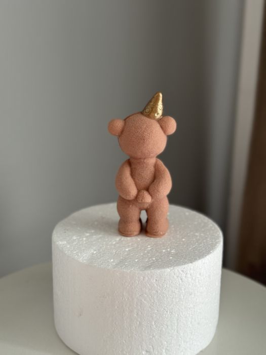 Miś zdmuchujący świeczkę Figurka na tort