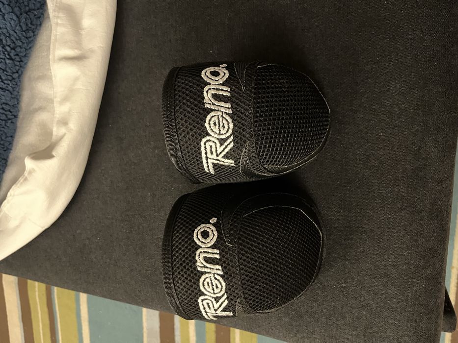 Luvas e joelheiras novas para prática de hoquei em patins