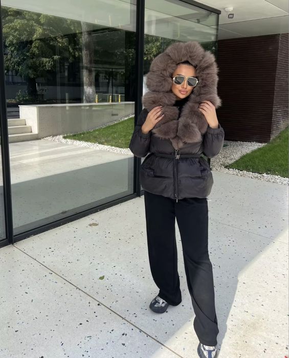 Розпродаж пуховиків з натуральним хутром