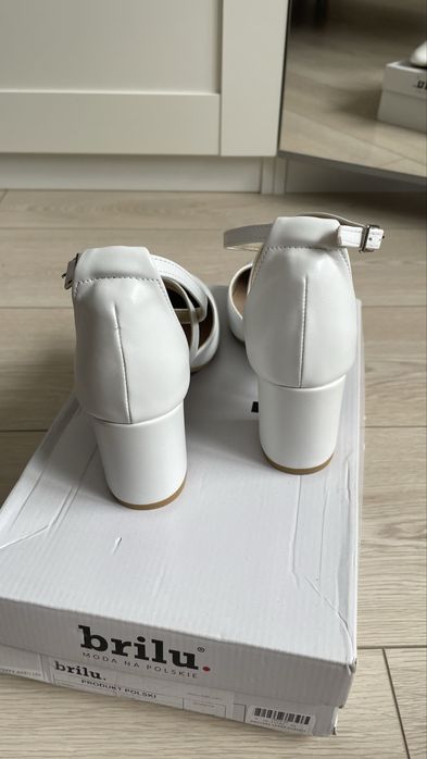 Perłowe białe czółenka na słupku ślubne 35 Brilu skóra naturalna