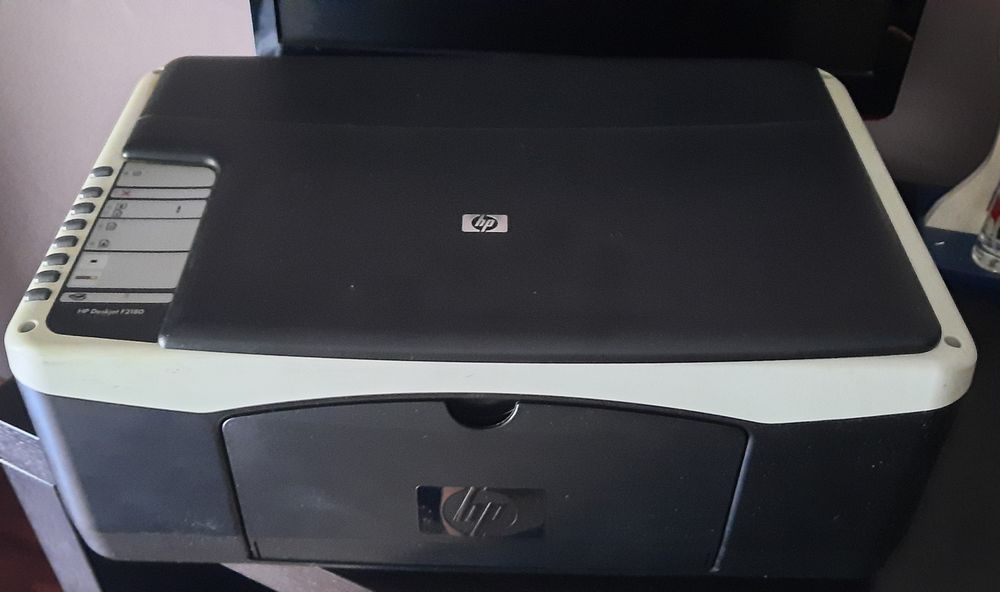 Monitor de computador com impressora e teclado