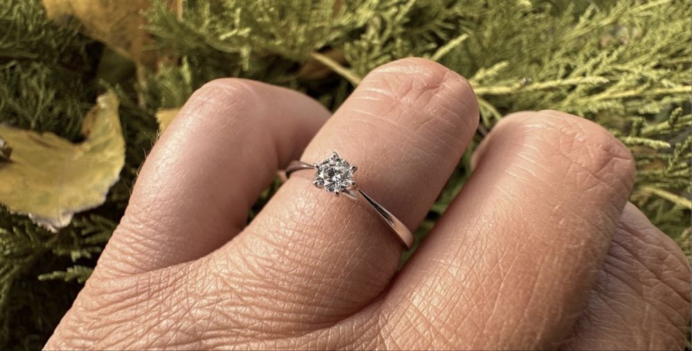 Золота каблучка з природним діамантом,0,17 ct,17,5 розмір,4/5,3,7мм.