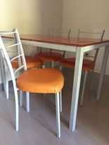 Conjunto Mesa de Vidro temperado + 4 cadeiras modernas – usada