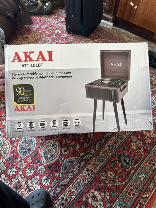Вініловий програвач із AKAI ATT-101BT з Bluetooth