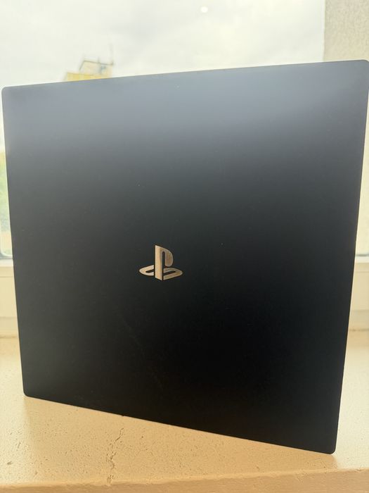 playstation 4 pro 1TB 2 gamepady