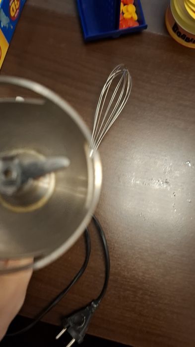 Робочий блендер ручний не має деталі