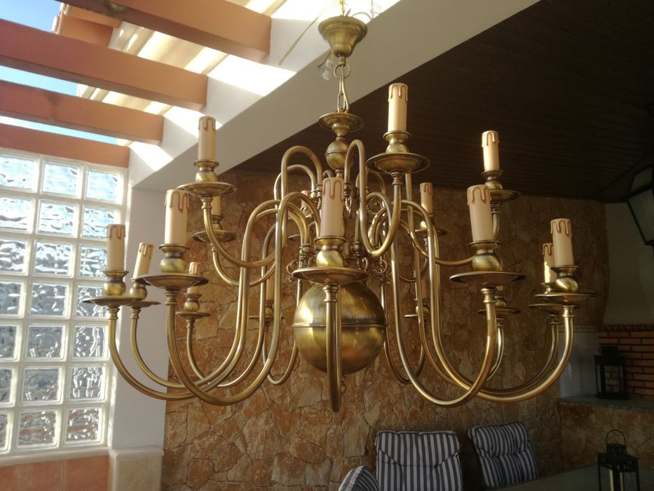Candeeiro latão dourado de 18 braços.
