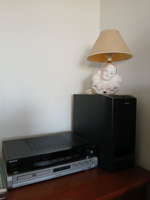 Leitor DVD  "Denver"; Sistema som  "Sony";  Candeeiro de mesa