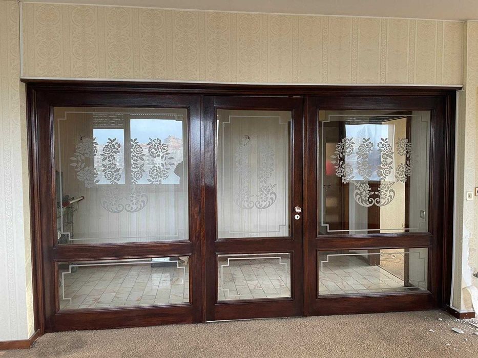 Portas de madeira e vidro