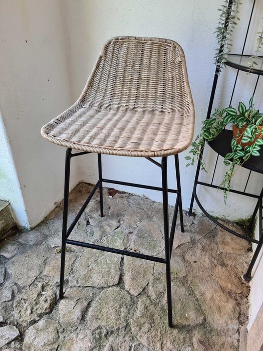 Banco alto de rattan