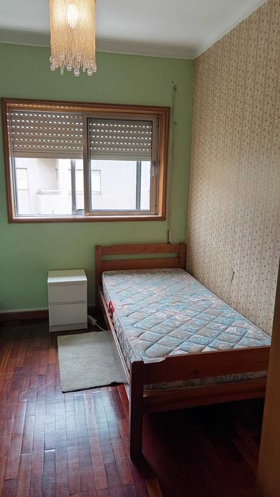 Base de cama de madeira com colchao