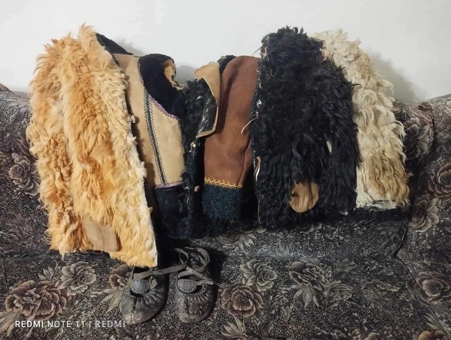 Кептар,кожуш та постоли.