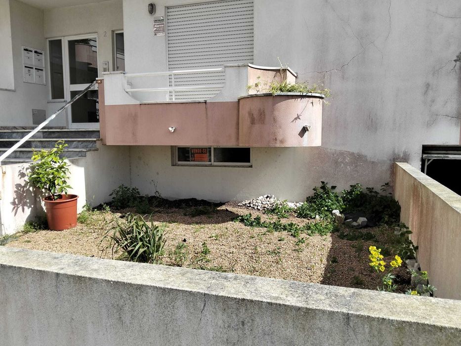 Vende-se garagem nas caldas da rainha