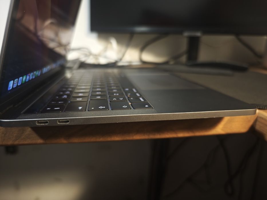 MacBook Pro 13" 2019 i5 8GB – BATERIA Original 30 ciclos como novocom
