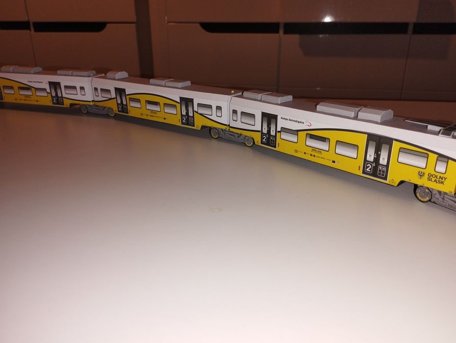 Model kartonowy zabawka pociąg miejski dolny śląsk wklej model  ELF II