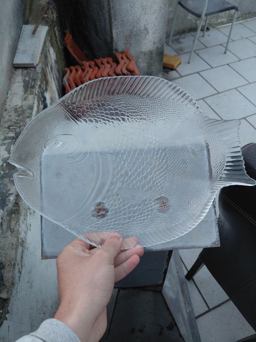 Travessa antiga de vidro em formato de peixe 10€
