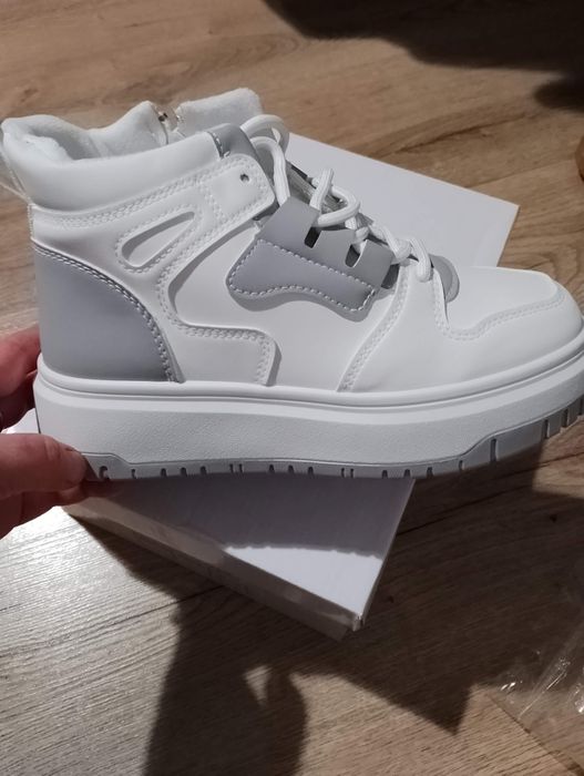 Кросівки зимові жіночі