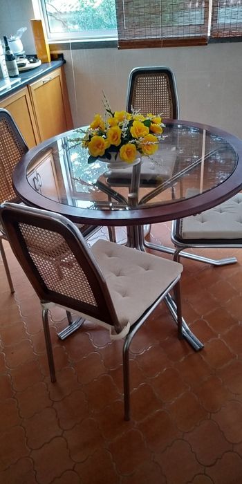Mesa c/tampo de vidro e madeira, pés metálicos+ 4 cadeiras de espaldar