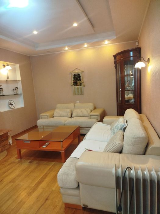 Сдам дом в цетре горола 3-этажа 650 уе