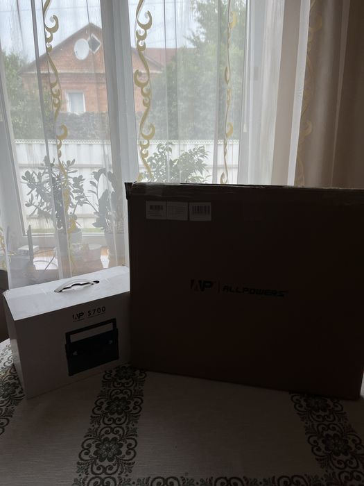 Портативна електростанція Allpowers S700 (з сонячною батареєю)