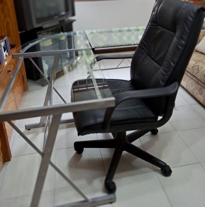 Mesa de vidro com cadeira de escritorio