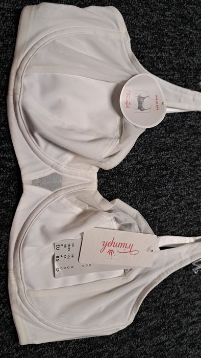 Biustonosz triumph w rozmiarze 85D, biały  modelujący