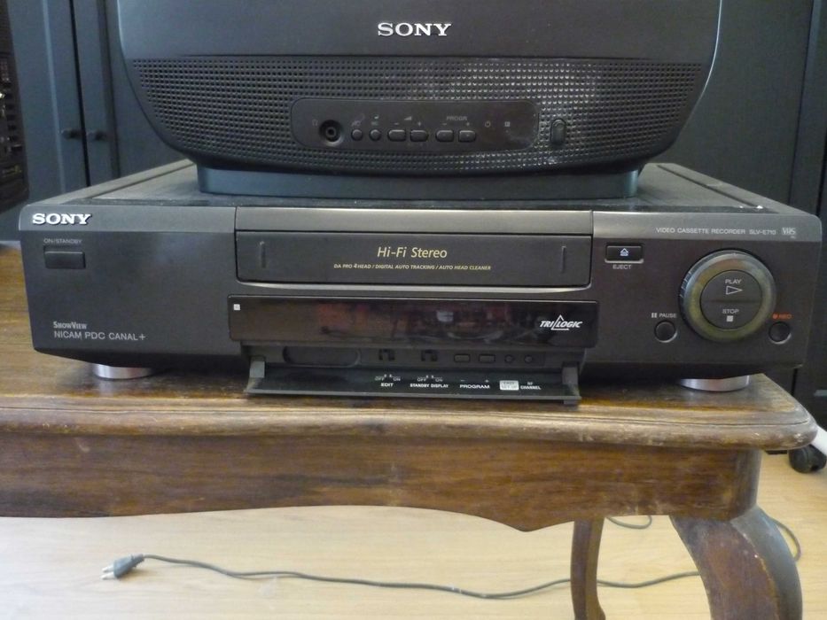 SONY televisor CRT 12" e leitor VHS para despachar