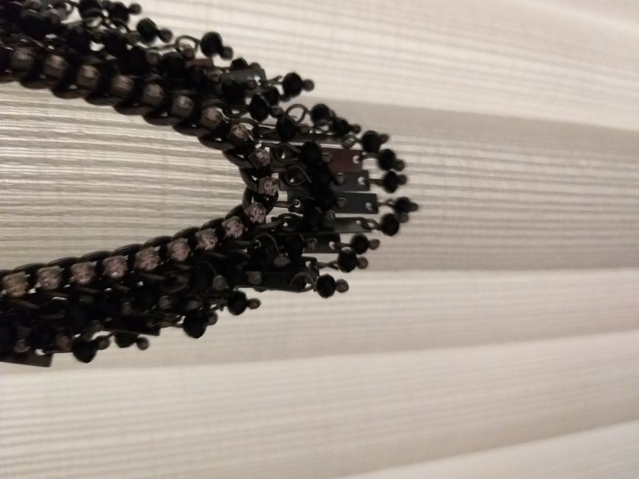 Gargantilha preta e prateada