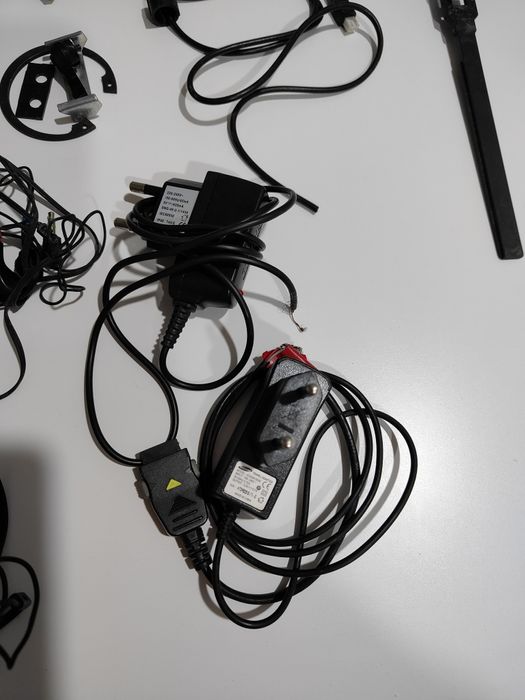 Наушники, шнуры, зарядное для телефона