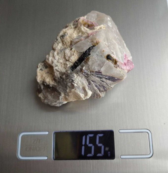 Турмалин рубелит кристаллы, молочный кварц, шерл, мусковит 155 грм.