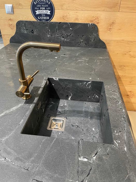 Kuchnia tradyjna z ekspozycji z blatem z granitu