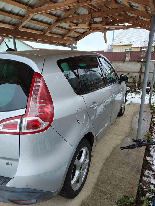 Продам своє авто Рено Сценік 2011 року.