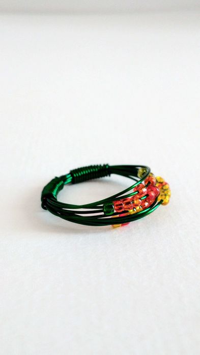 Anel primavera verão, de missangas laranja e amarelo, verde-esmeralda