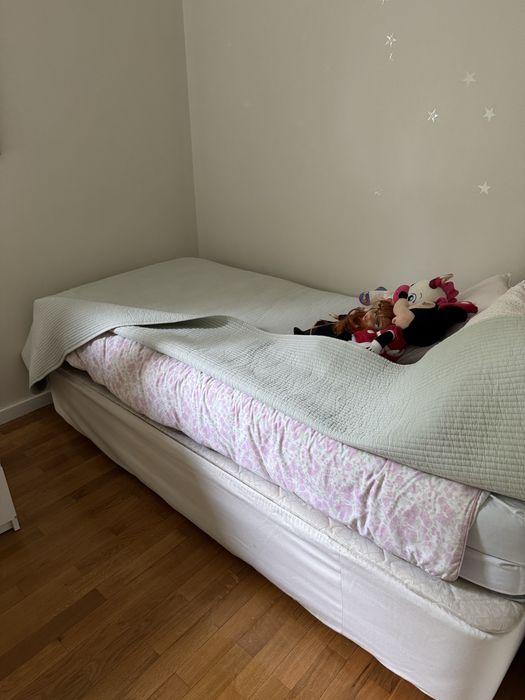 Cama solteiro com arrumacao