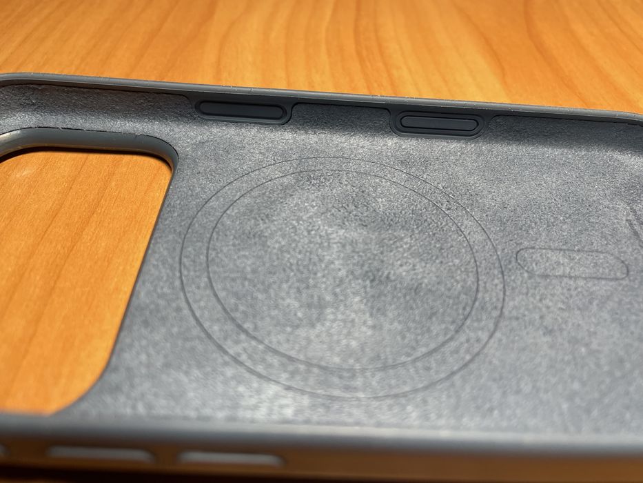 Оригінальний чохол на Iphone 17Pro з MagSafe