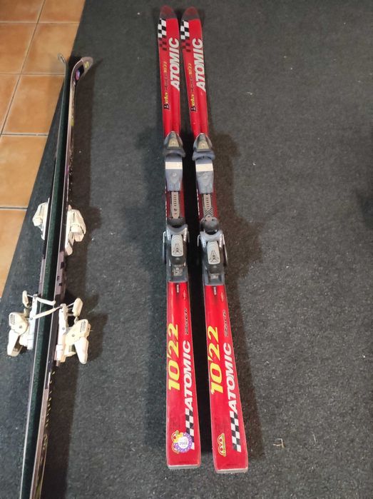 Pares de ski encerados/afiados prontos a usar