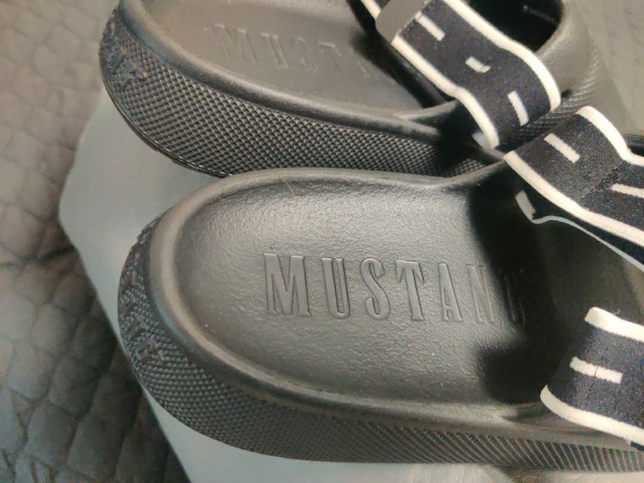 Жіночі сандалі дуже легкі та зручні. Резинка регулюється по ніжці .