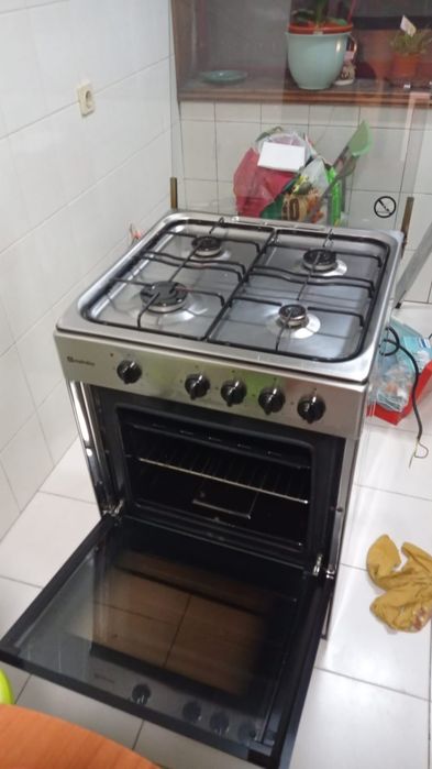 Vendo fogão  marca meireles usado