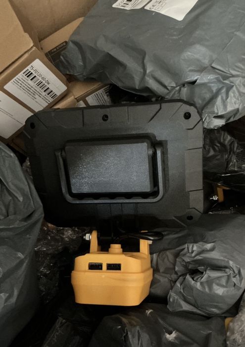 Яскравий потужний 8дюй прожектор лампа павербанк 2usb на Dewalt нова