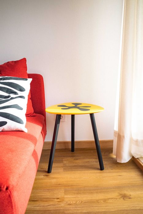 Mesa de apoio triangular