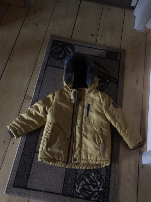 Продам зимову куртку дитясу